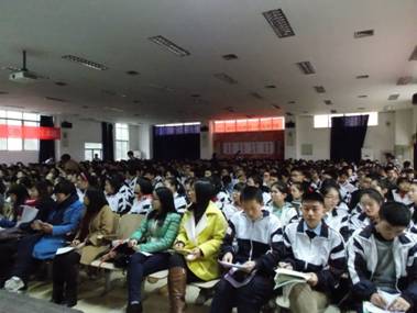 新东方教育科技集团总裁周成刚与实外学生一起看世界！